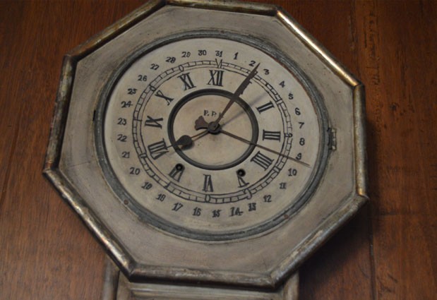 Antique Wall Clock that play sound at set time